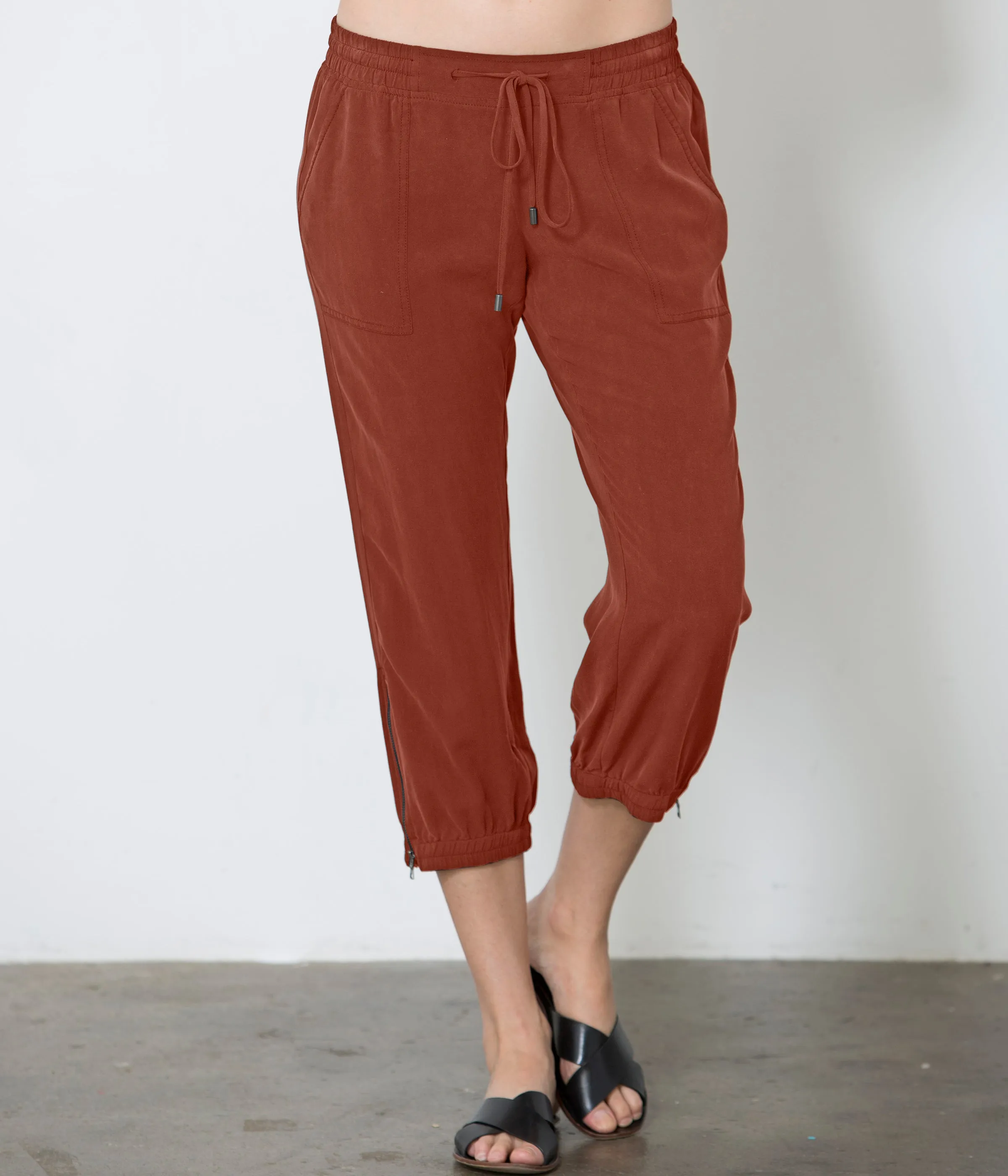 ICONIC go parachute capri pant