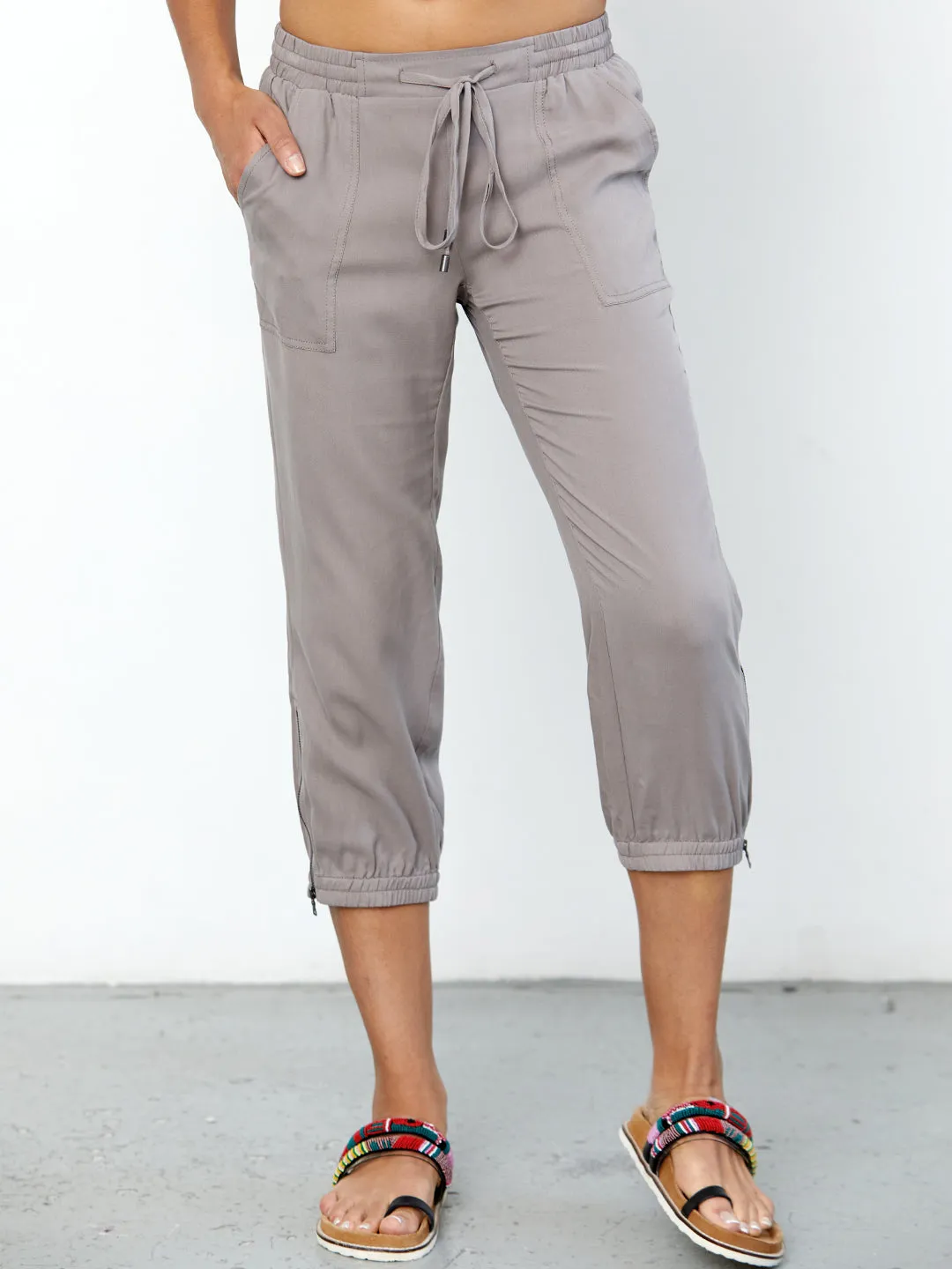 ICONIC go parachute capri pant