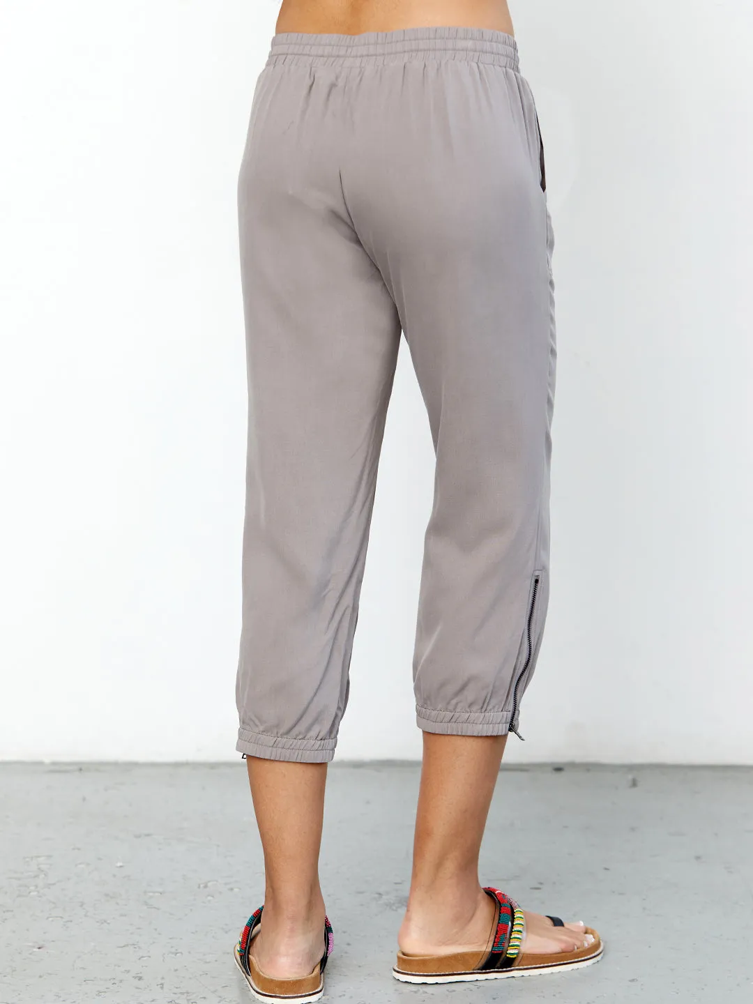 ICONIC go parachute capri pant