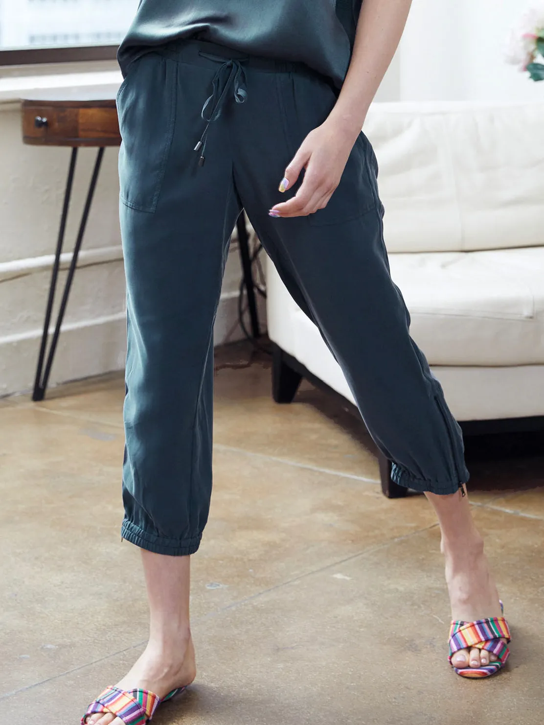 ICONIC go parachute capri pant