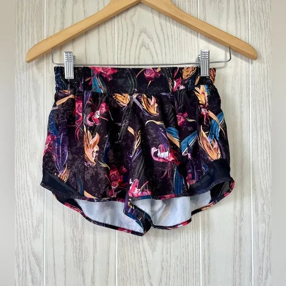 Lululemon Hotty Hot LR Short 4&quot; Lined Size 4 Veiled Floral Black Multi EUC